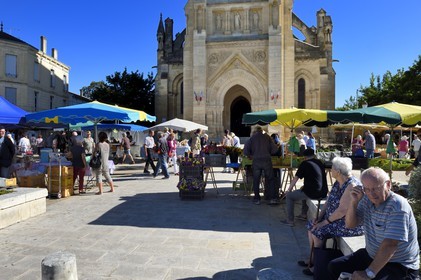 France, Dordogne (24), Périgord Pourpre, Bergerac, marché au pied de l'église Notre Dame