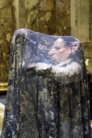 Royaume-Uni, Hertfordshire, Leavesden, Leavesden Film Studios, Harry Potter Studio Tour London, les coulisses du tournage des 8 films de Harry Potter, Gringotts, la banque des sorciers gardée par les Gobelins, Harry Potter et Griphook sous la cape d'invisibilité