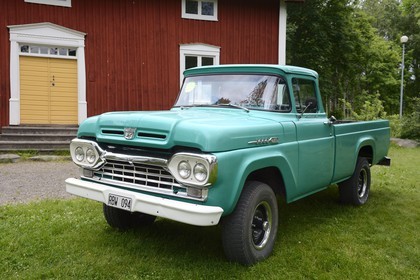 Suède, Comté de Vasterbotten, Umea, réunion de voitures anciennes dans le parc Gammlia, Ford F 100 pick-up 1960