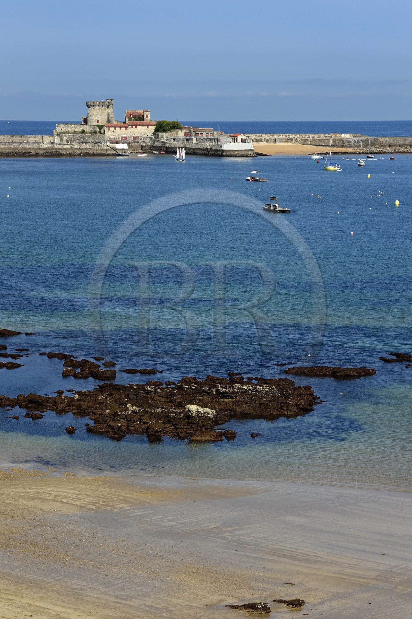 France, Pyrénées-Atlantiques (64), la côte du Pays-Basque, Ciboure, la plage et le fort de Socoa construit sous Louis XIII remanié par Vauban dans la baie de Saint-Jean-de-Luz
