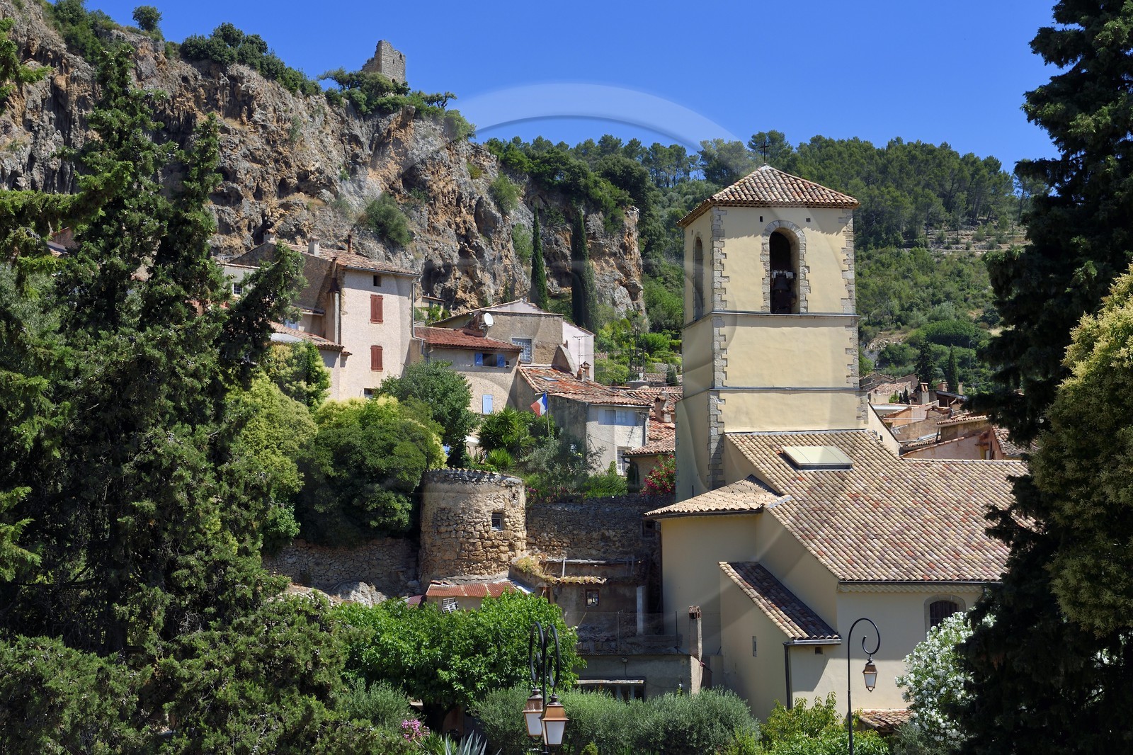 France, Var (83), Provence Verte, Cotignac, falaise de tuf de 80 mètres de haut et 400 mètres de large