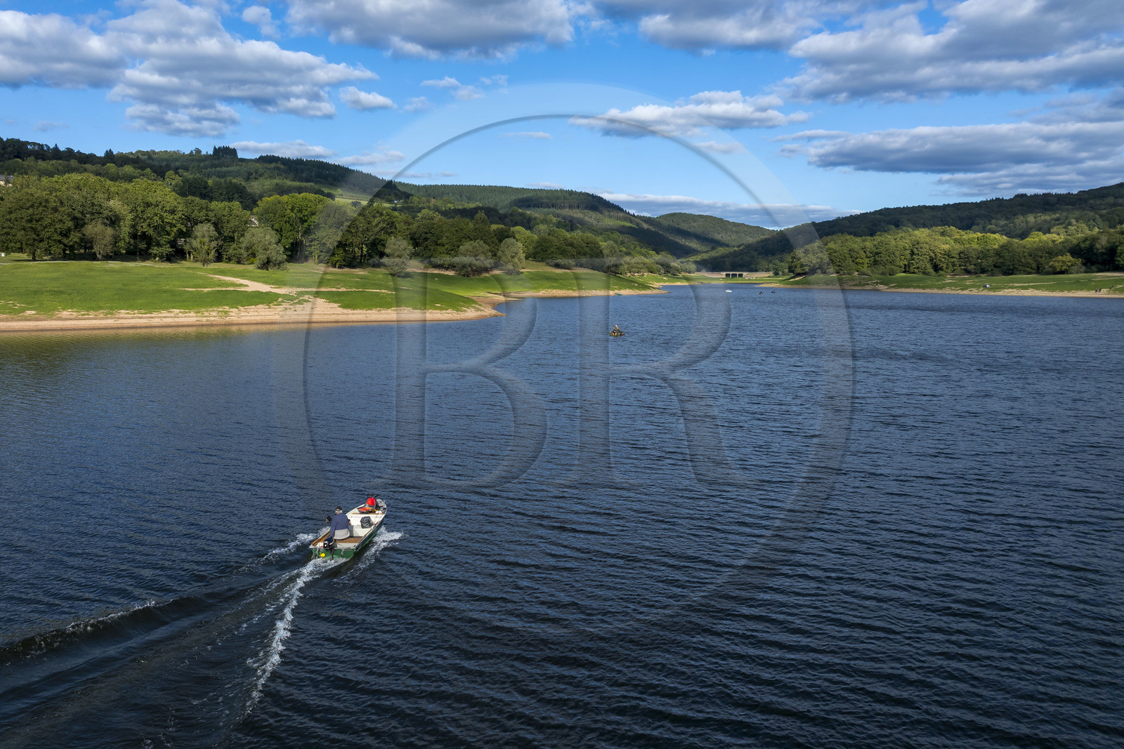 France, Nièvre (58), Parc naturel régional du Morvan, Chaumard, lac de Pannecière, Jean-Bernard Dioux vice-président de l’AMC, l’Association Morvan Carnassier, va pêcher à la ligne sur une barque (vue aérienne)