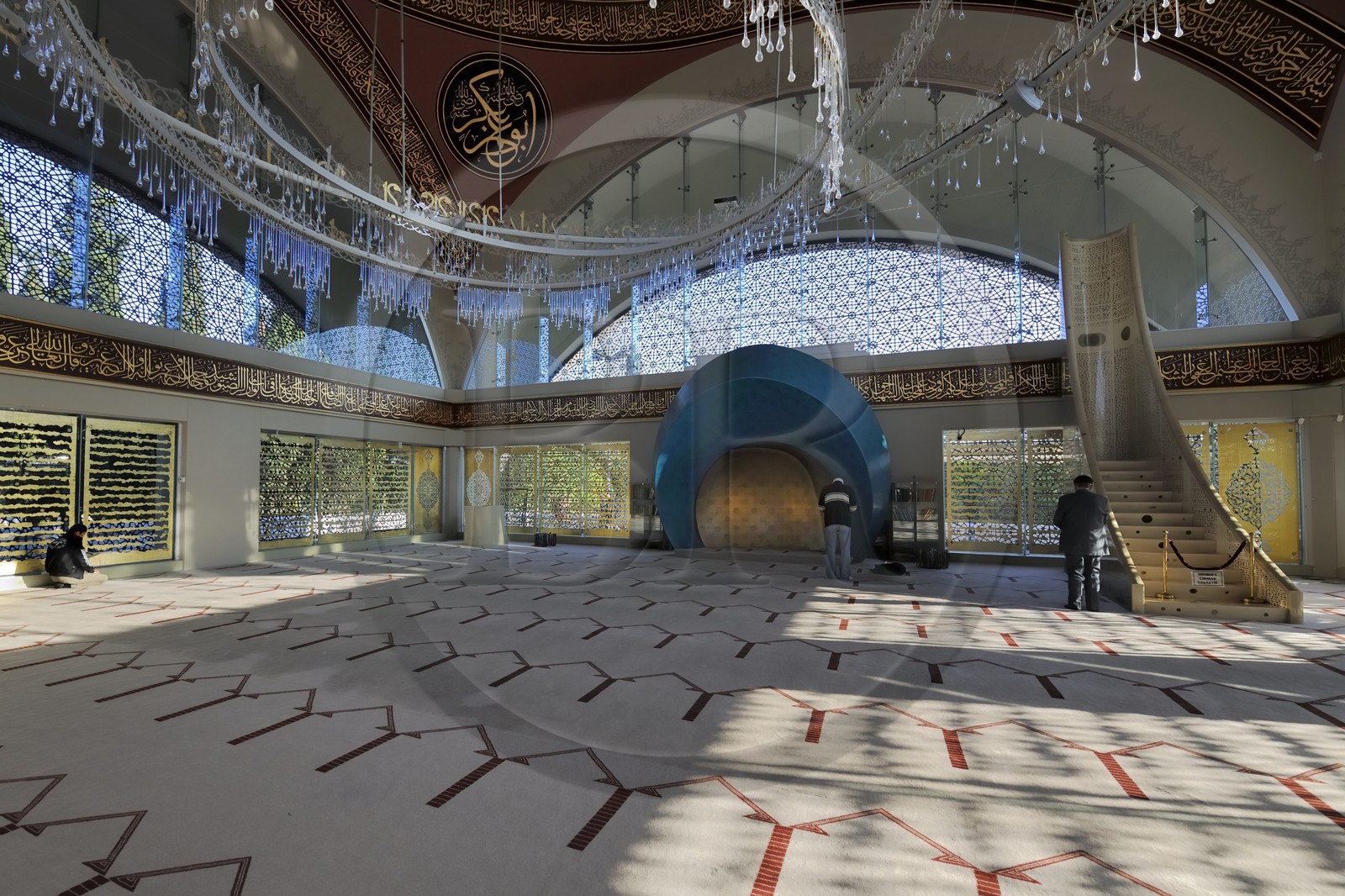 Turquie, Istanbul, quartier Usküdar sur la rive asiatique, mosquée Şakirin de l'architecte d’avant-garde, Zeynep Fadillioglu qui est la première femme à avoir été désignée pour concevoir une mosquée; Le lustre, en forme de spirale d’où tombe une pluie de gouttes de cristal et où ondule l’écriture kufique résume ce mariage subtil entre modernité et tradition