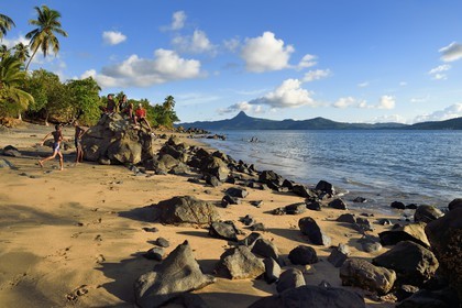 France, Ile de Mayotte, Grande-Terre, Sada, enfants jouant sur Tahiti plage (Mtsagnougni) dans la baie de Bouéni