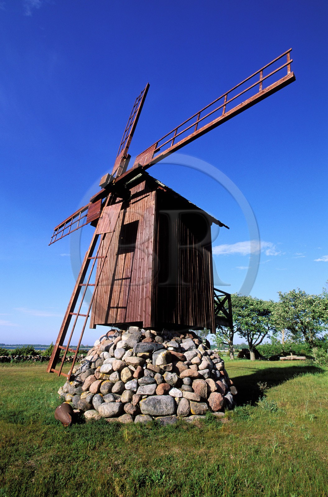 Estonie (Pays Baltes), île de Saaremaa, péninsule de Sorve, moulin à vent dans le village de Jamajala