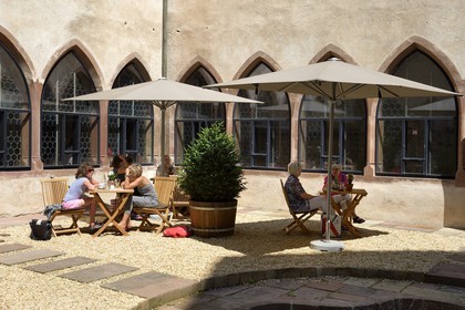 Germany, Baden-Wurttemberg, Freiburg im Breisgau, the Augustiner Museum, café in the cloister
