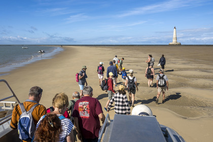France, Gironde (33), le Verdon-sur-Mer, plateau rocheux de Cordouan, phare de Cordouan, classé Patrimoine Mondial de l'UNESCO, visite du phare avec transfert par bateau et chaland amphibie des croisières La Sirène
