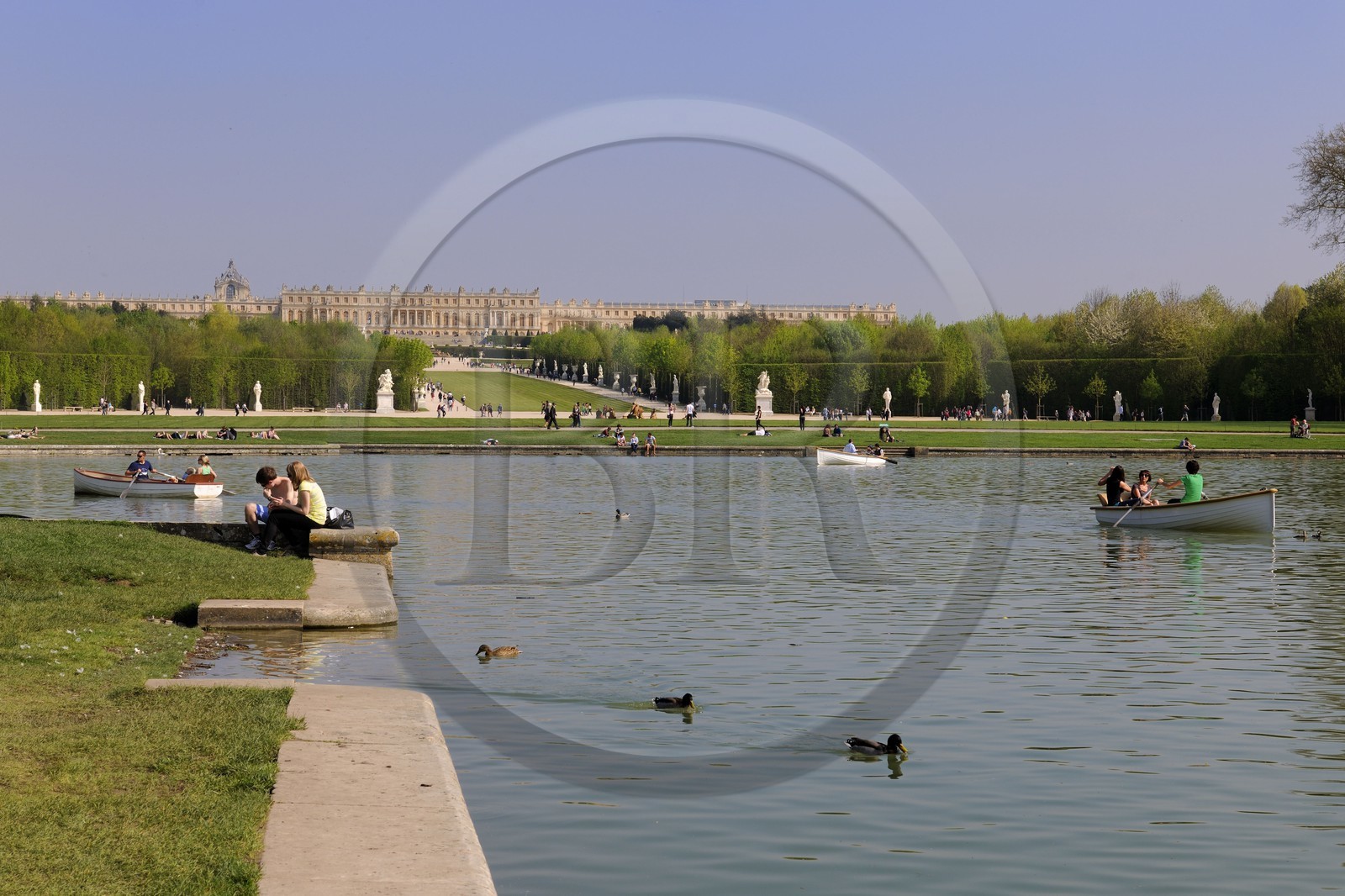 France, Yvelines (78), parc du château de Versailles, classé Patrimoine Mondial de l'UNESCO, barques sur le Grand Canal puis le bassin d'Apollon par Tuby avec le char d'Apollon et l'axe du Soleil vers le château