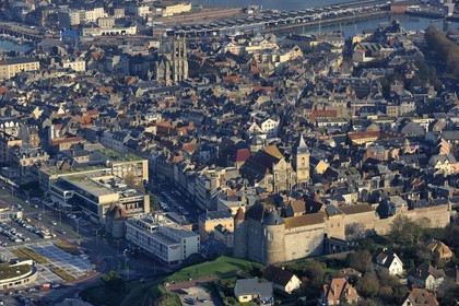 France, Seine-Maritime (76), Dieppe dominé par son Chateau musée (vue aérienne)