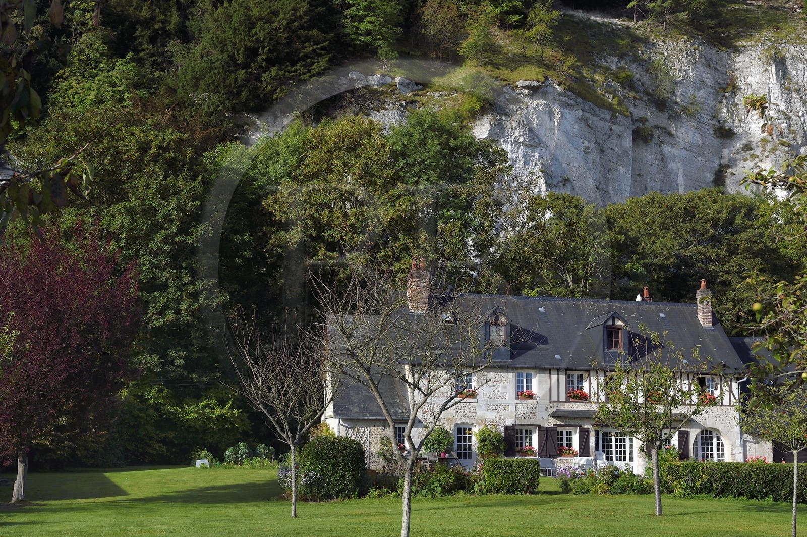 France, Eure (27), Parc naturel régional des Boucles de la Seine normande, maison sous les falaises dans le village de Bas-Caumont