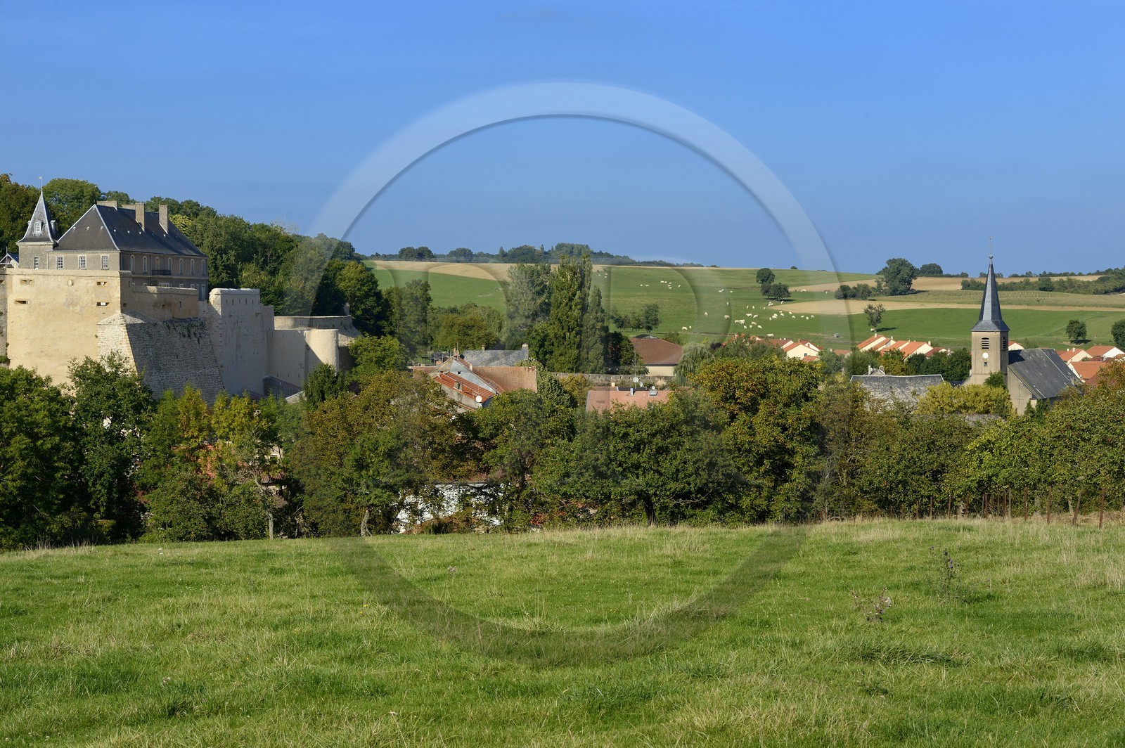 France, Moselle (57), Rodemack, labellisé Les Plus Beaux Villages de France, les vestiges du chateau en arrière plan à gauche