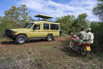 Rwanda, Parc national de l'Akagera, safari en 4x4, rencontre avec deux gardes du parc et pisteurs (Fidel et Dieudonné) chargés d'observer et de suivre les déplacements des rhinocéros