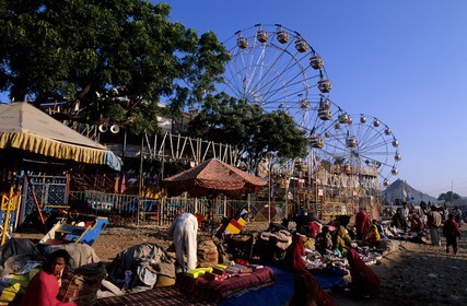 Inde, état du Rajasthan, foire aux chameaux de Pushkar, les grandes roues de la fête foraine