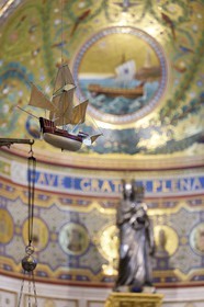 France, Bouches-du-Rhône (13), Marseille, basilique Notre-Dame de la Garde, de nombreux ex-voto sont offerts à la Vierge, au plafond sont suspendus de petits vaisseaux avec leurs agrès et ayant leur nom inscrit sur la poupe