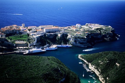 France, Corse-du-Sud (2A), le goulet de Bonifacio et la ville (vue aérienne)