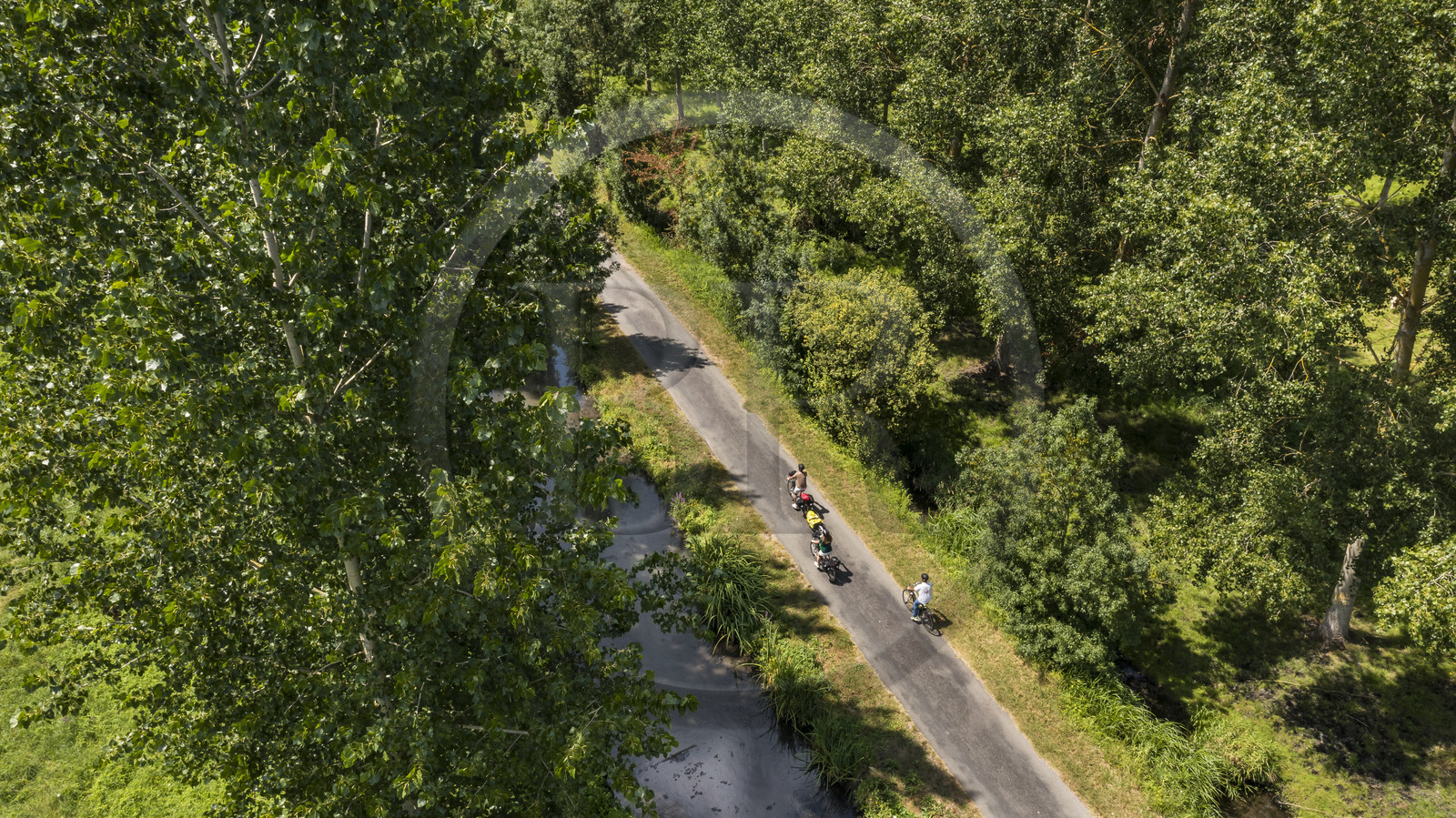 France, Deux-Sèvres (79), le Marais Poitevin, la Venise Verte, Sansais, randonnée à bicyclette le long de la Sèvre Niortaise sur la voie cyclable de la Vélo Francette (vue aérienne)