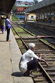 Sri Lanka, Province du Centre, trajet en train dans la région montagneuse de la culture du thé, gare de Hatton