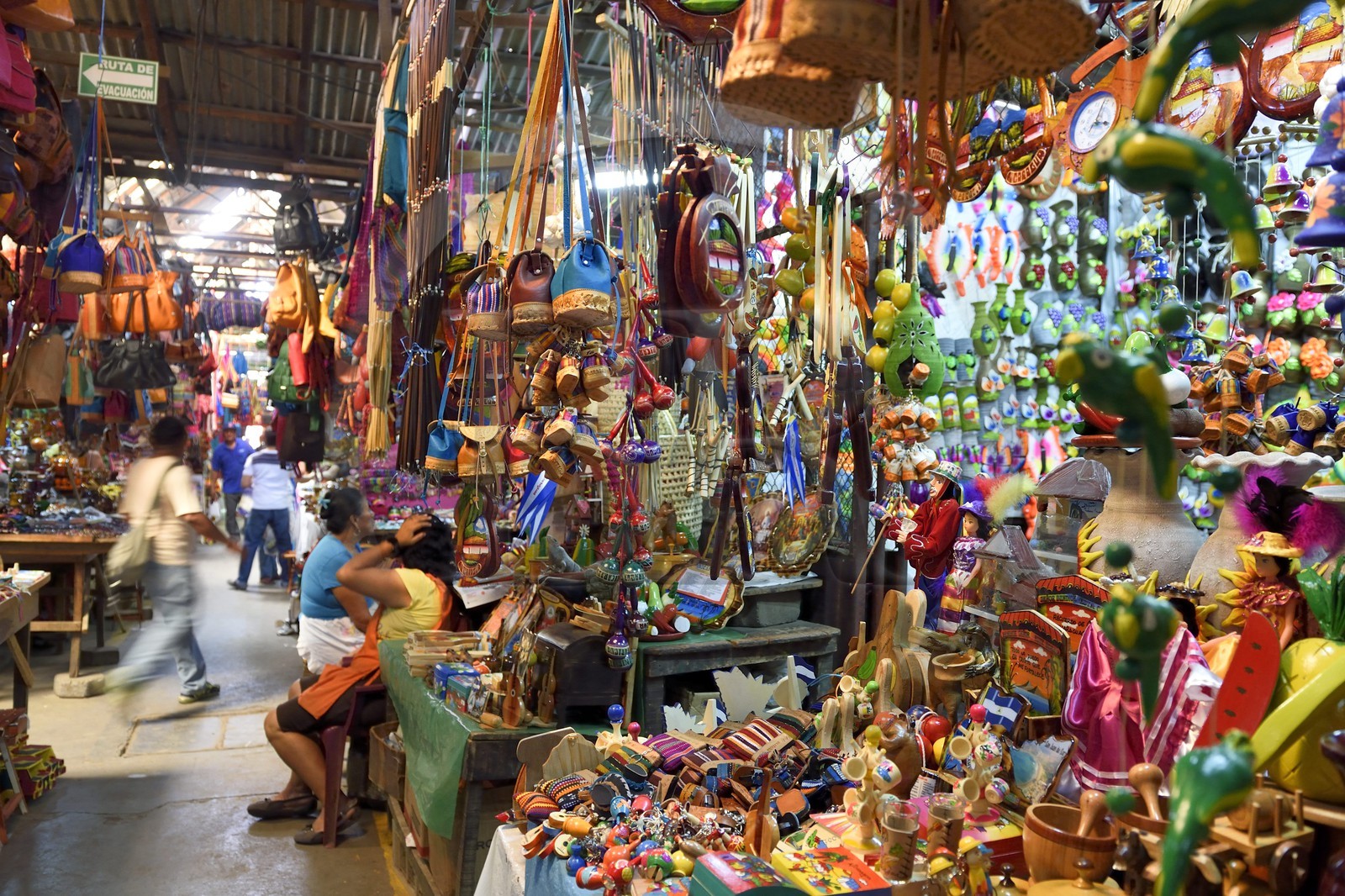 Nicaragua, Masaya, le marché Mercado Municipal Ernesto Fernandez, objets souvenirs