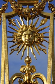 France, Yvelines (78), château de Versailles, classé Patrimoine Mondial de l'UNESCO, détail de la grille royale dessinée par Mansart séparant la cour royale restaurée en juin 2008