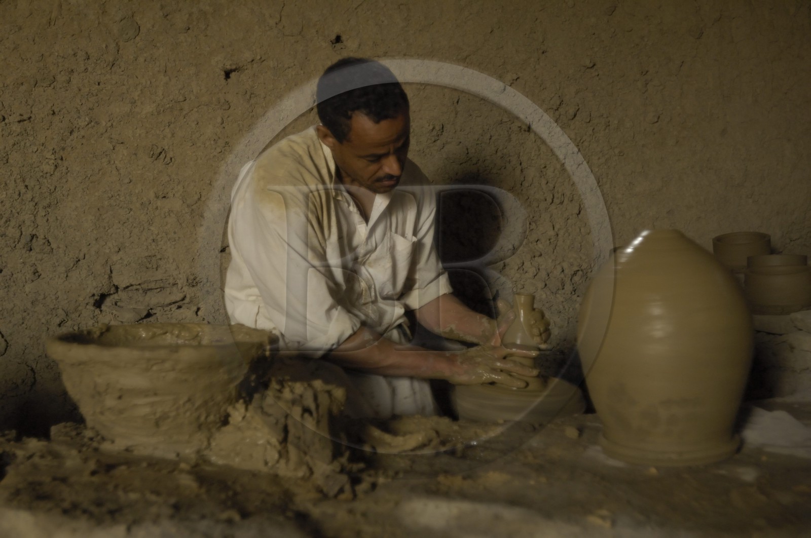 Egypte, Haute Egypte, désert libyque, oasis de Dakhla, vieux village de Al-Qasr, l'atelier du potier
