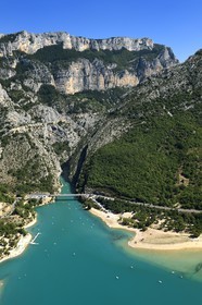 Var (83) rive gauche et Alpes-de-Haute-Provence (04) rive droite, Parc Naturel Régional du Verdon, les Gorges du Verdon débouchant sur le lac de Sainte Croix, pont du Galetas (vue aérienne)
