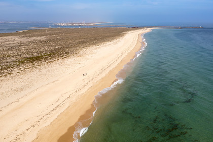 Portugal, Algarve, Parc naturel de la Ria Formosa, Faro, Ile de Barreta ou Deserta (Ilha da Barretta ou Deserta), le phare de Ilha do Farol sur Ilha da Culatra en arrière plan (vue aérienne)