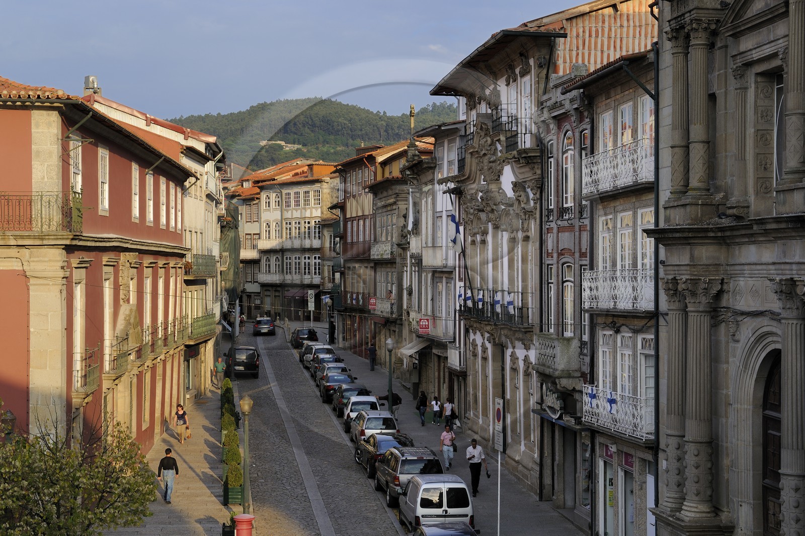 Portugal, région du Minho, Guimaraes, ville classée Patrimoine Mondial de l' UNESCO, rue de Rainha Dona Maria
