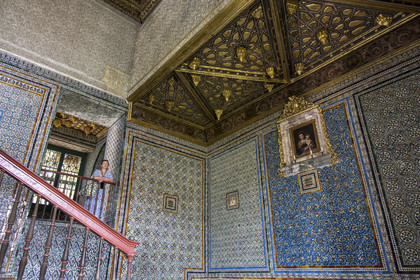 Espagne, Andalousie, Séville, la Casa de Pilatos (la maison de Pilate), palais de style mudéjar, la cage d'escalier est pourvue d'un riche décor d’azulejos du XVIe siècle et surmontée d'un plafond de marqueterie