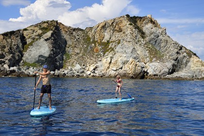 France, Var (83), Six-Fours-les-Plages, Ile des Embiez, Pointe du Coucoussa surplombée par la Tour de la Marine, le champion de windsurf Freestyle Adrien Bosson en randonnée aquatique sur un paddle
