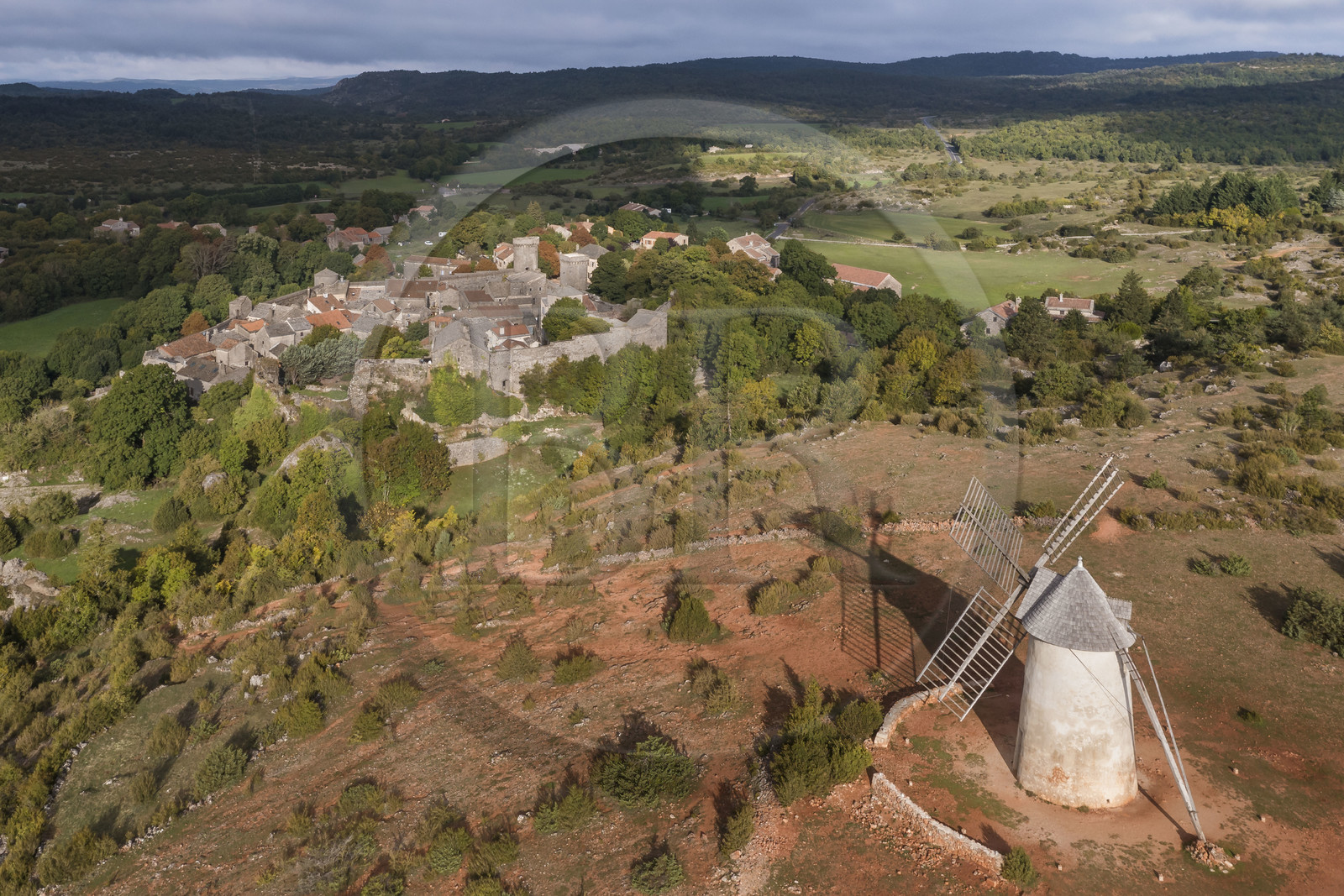 France, Aveyron (12), Causses et les Cévennes, paysage culturel de l'agro-pastoralisme méditerranéen, classés Patrimoine Mondial de l'UNESCO, La Couvertoirade, labellisé Les Plus Beaux Villages de France, village fortifié sur le plateau du Larzac surplombé par le moulin de Redounel (vue aérienne)