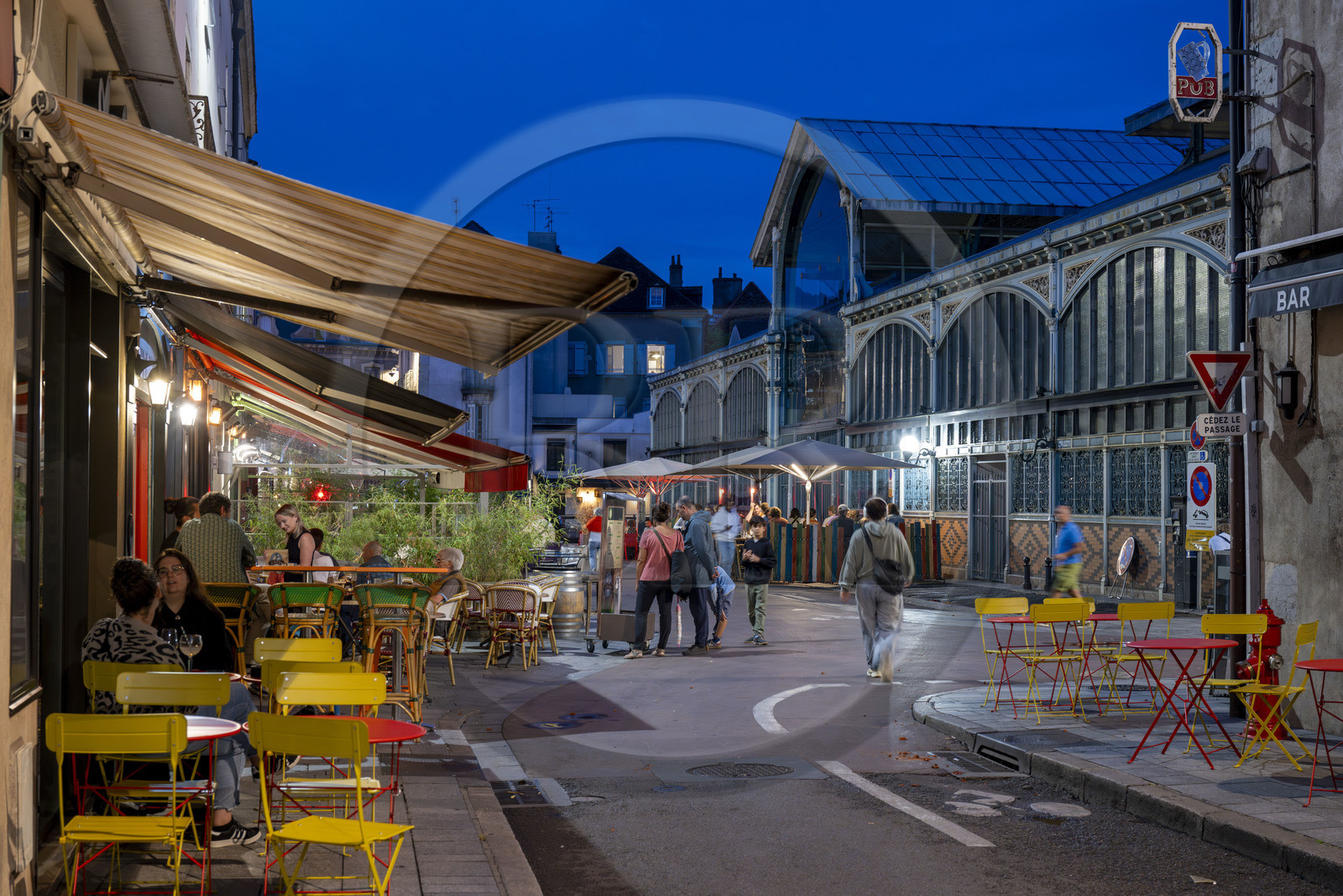 France, Côte-d'Or (21), Dijon, zone classée Patrimoine Mondial de l'UNESCO, terrasses autour des halles centrales, marché couvert