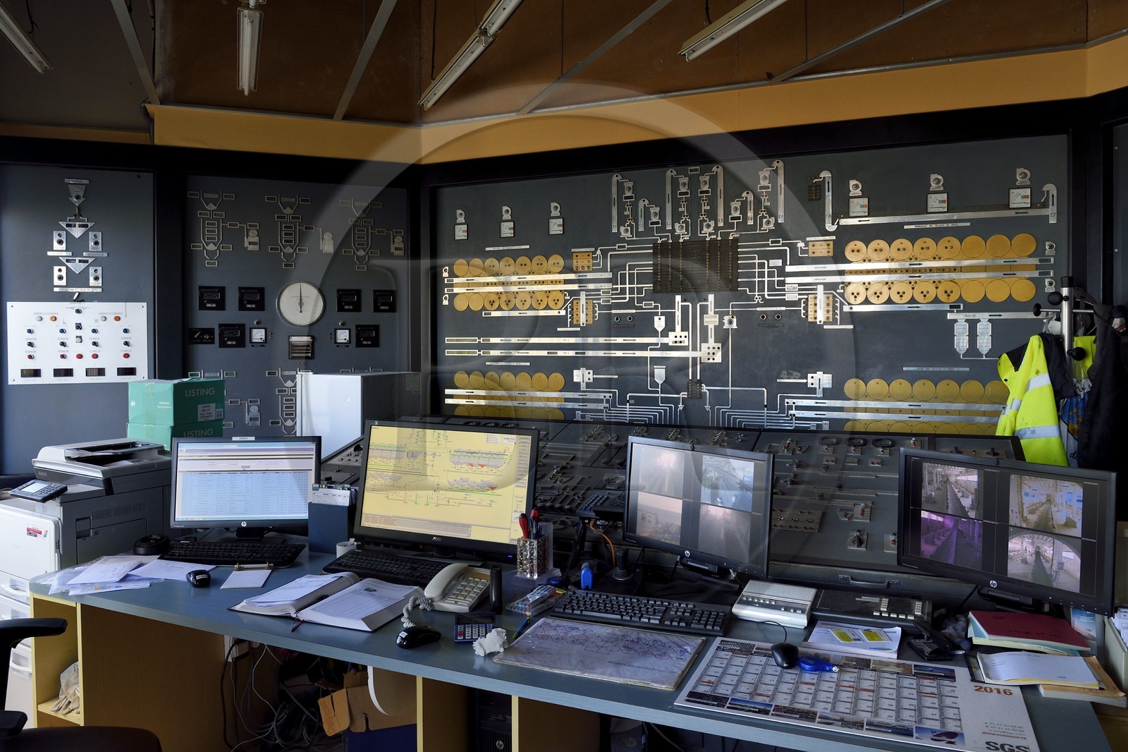 France, Charente-Maritime (17), La Rochelle, le Port Atlantique La Rochelle, port de commerce, en arrière plan les anciens systèmes de controle des silos de la société Sica Atlantique remplacés par l'informatique