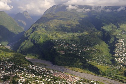 France, île de la Réunion, Le Port, la Rivière des Galets en provenance du Cirque de Mafate (vue aérienne)