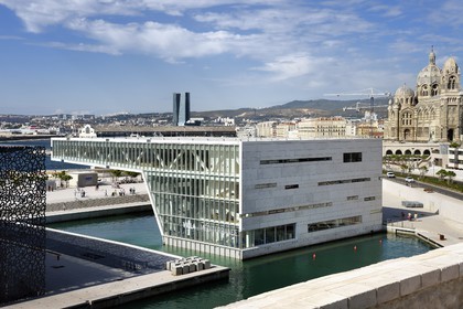 France, Bouches-du-Rhône (13), Marseille, Zone Euroméditerranée, Esplanade J4, La Villa Méditerranée de l'architecte Stefano Boeri, la Cathédrale La Major (XIXe siècle) et la tour CMA CGM de l'architecte Zaha Hadid en arrière plan