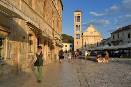 Croatie, Dalmatie, cote dalmate, Ile de Hvar, la ville de Hvar, la cathédrale Saint-Étienne et le clocher marquent l'extrémité est de la Pjaca