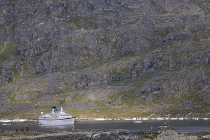 Groenland, fjord de Nanortalik, le bateau de croisière le Princess Danané au mouillage