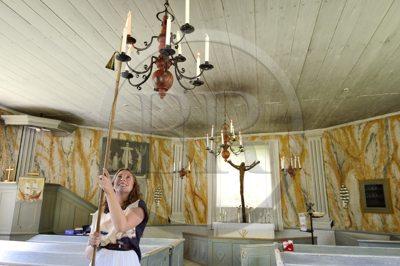 Suède, Comté de Vasterbotten, Umea, musée en plein air Gammlia et Vasterbotten museum, l'église Helena Elisabeth à l'origine une chapelle de pêcheurs sur l'Ile de Holmö datant de 1803, allumage des bougies