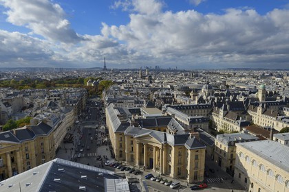 France, Paris (75), Quartier Latin, la rue Soufflot, la mairie du Vème arrondissement à gauche et  l'entrée de la Faculté de Droit à droite