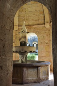France, Var (83), Abbaye cistercienne du Thoronet, la fontaine du cloitre