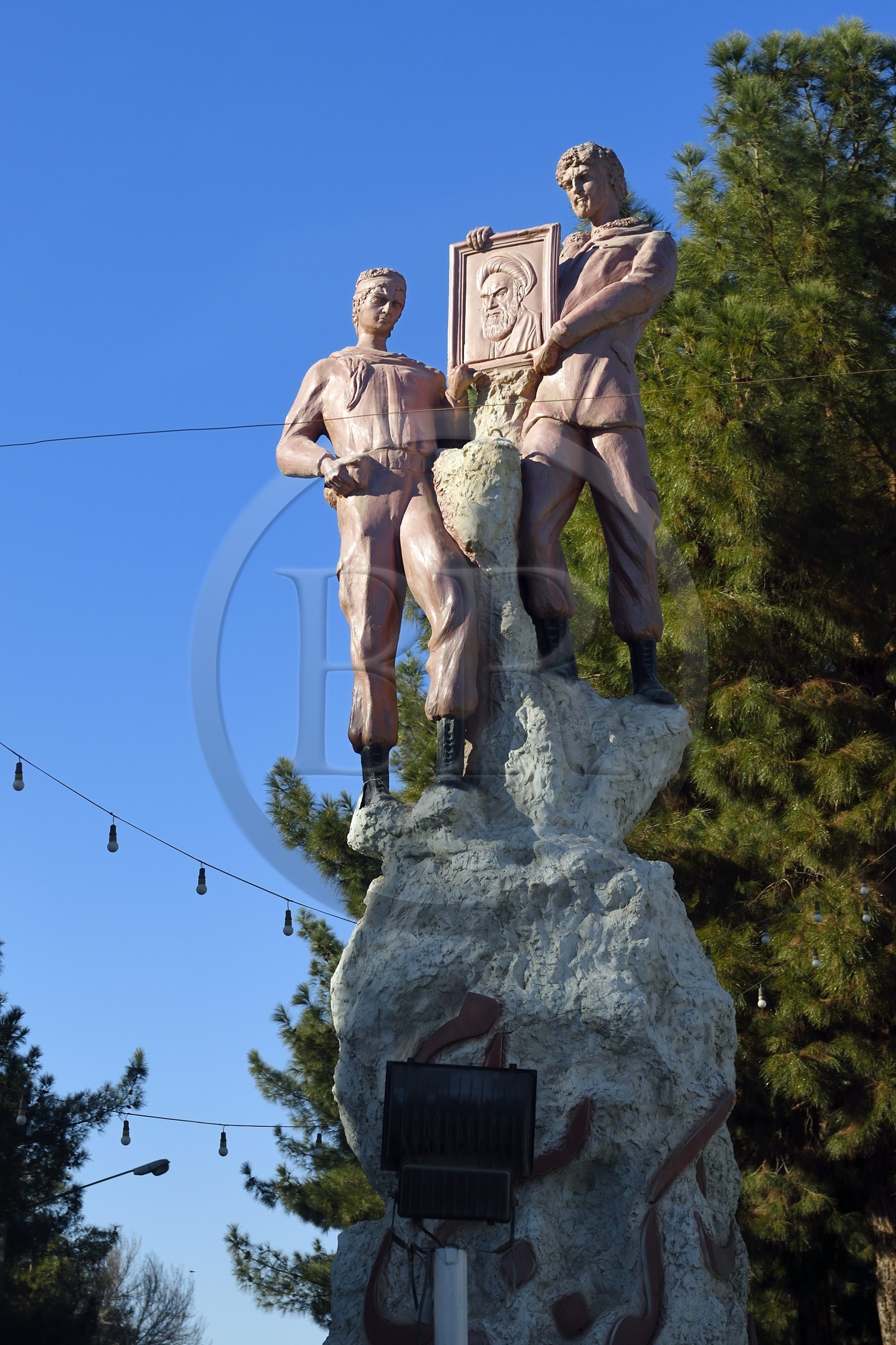 Iran, Province de Yazd, désert du Dasht-e Kavir, Ardakan, statue à la gloire des gardiens de la Révolution portant le portrait de l'ayatollah Khomeini