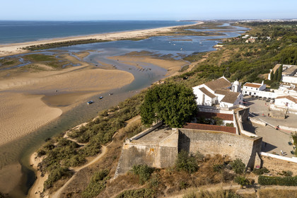 Portugal, Algarve, Parc Naturel de la Ria Formosa, Tavira, forteresse du village de Cacela Velha et la plage (vue aérienne)