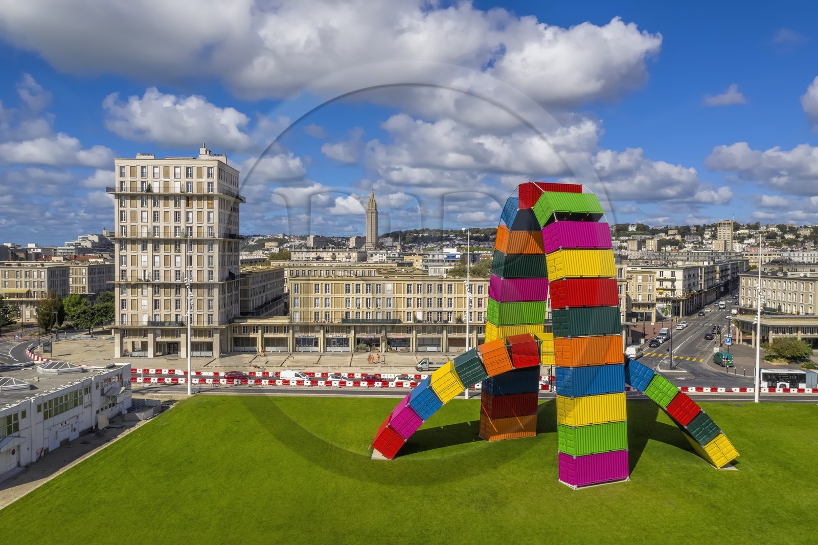 France, Seine-Maritime (76), Le Havre, Centre-ville reconstruit du Havre par Auguste Perret classé Patrimoine Mondial de l'UNESCO, quai de Southampton, Catène de containers oeuvre de Vincent Ganivet (© ADAGP)