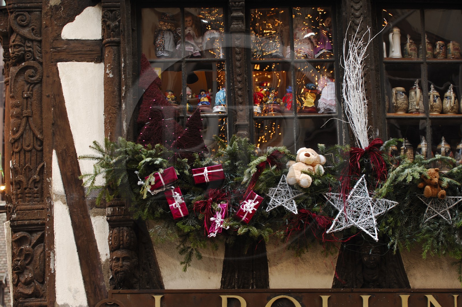 France, Bas Rhin (67) Strasbourg a Noel, decoration de Noel sur une facade de maison a colombage de la vieille ville