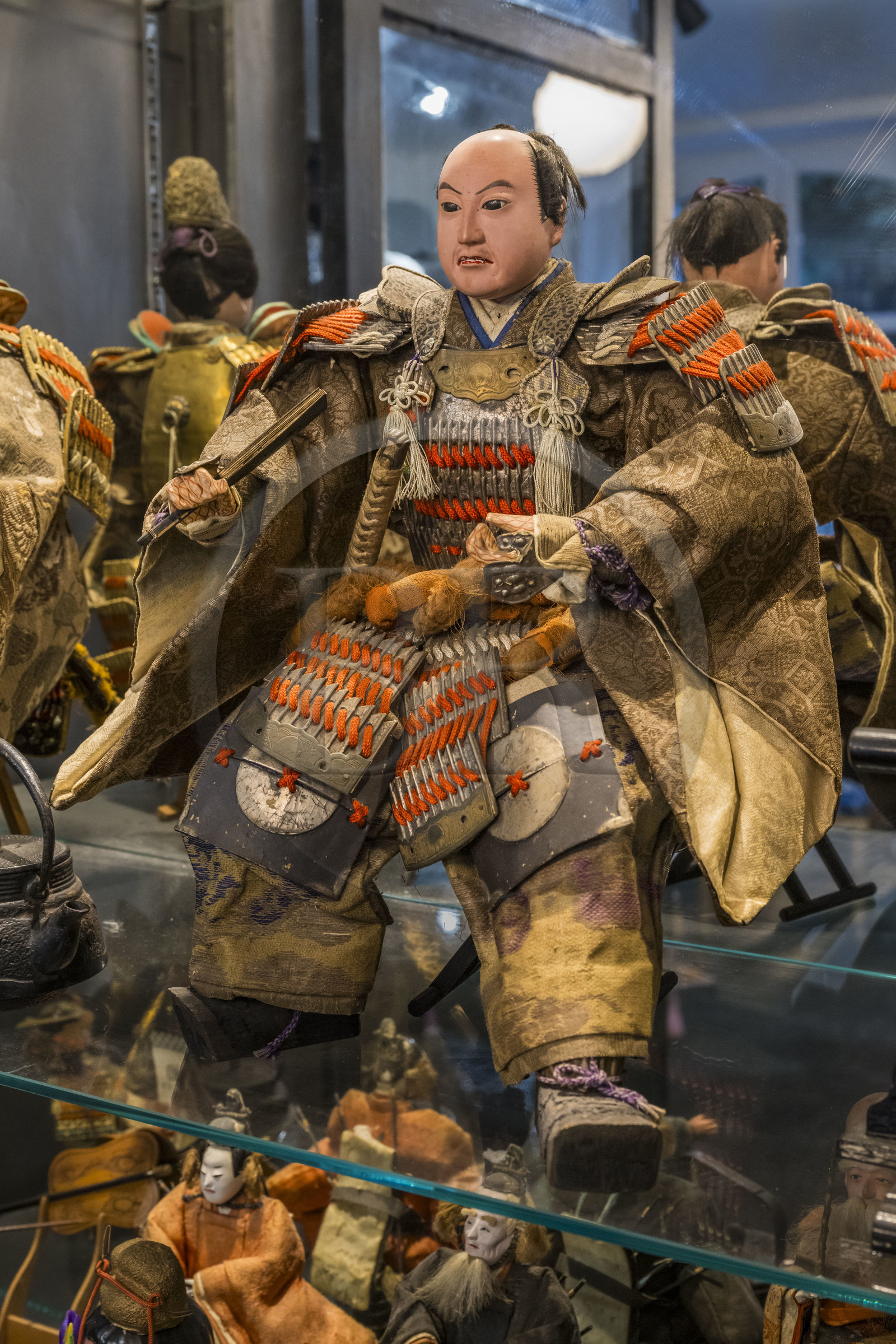 France, Nièvre (58), Nevers, Bonjour Guesthouse, une maison d’hôtes élégante et accueillante peuplée d’objets de collection rapportés des quatre coins de monde, poupées japonaises de samouraïs en costume traditionnel