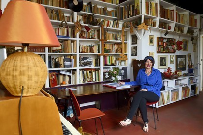 Paris (75), Cité Véron au 94 Bd de Clichy, appartement de Boris Vian, Nicole Bertolt qui gère le souvenir et l'oeuvre de Vian