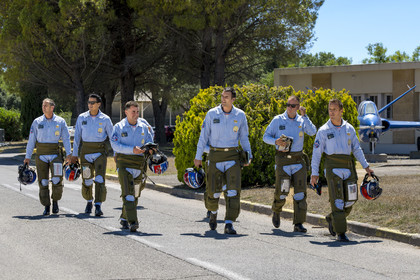 France, Bouches-du-Rhône (13), Salon-de-Provence, base aerienne 701, base de la Patrouille de France (PAF pour Patrouille acrobatique de France) de l'Armée de l'air et de l'espace française, départ des pilotes équipés d'une tenue anti-G après le briefing pour rejoindre les avions alphajet sur le tarmac et effectuer le vol d'entrainement