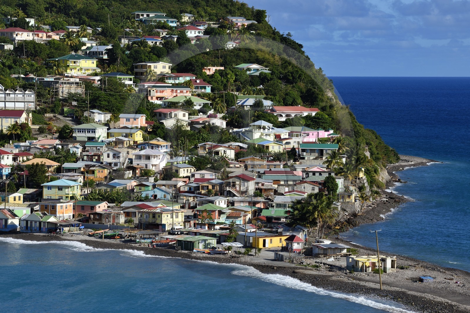Caraïbes, Ile de la Dominique, baie de Soufrière, le village Scotts Head depuis la péninsule de Cachacrou