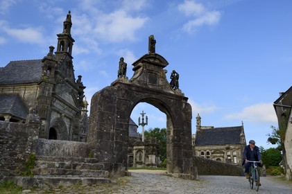 France, Finistère (29), Guimiliau, l'église et le calvaire dans l'enclos paroissial