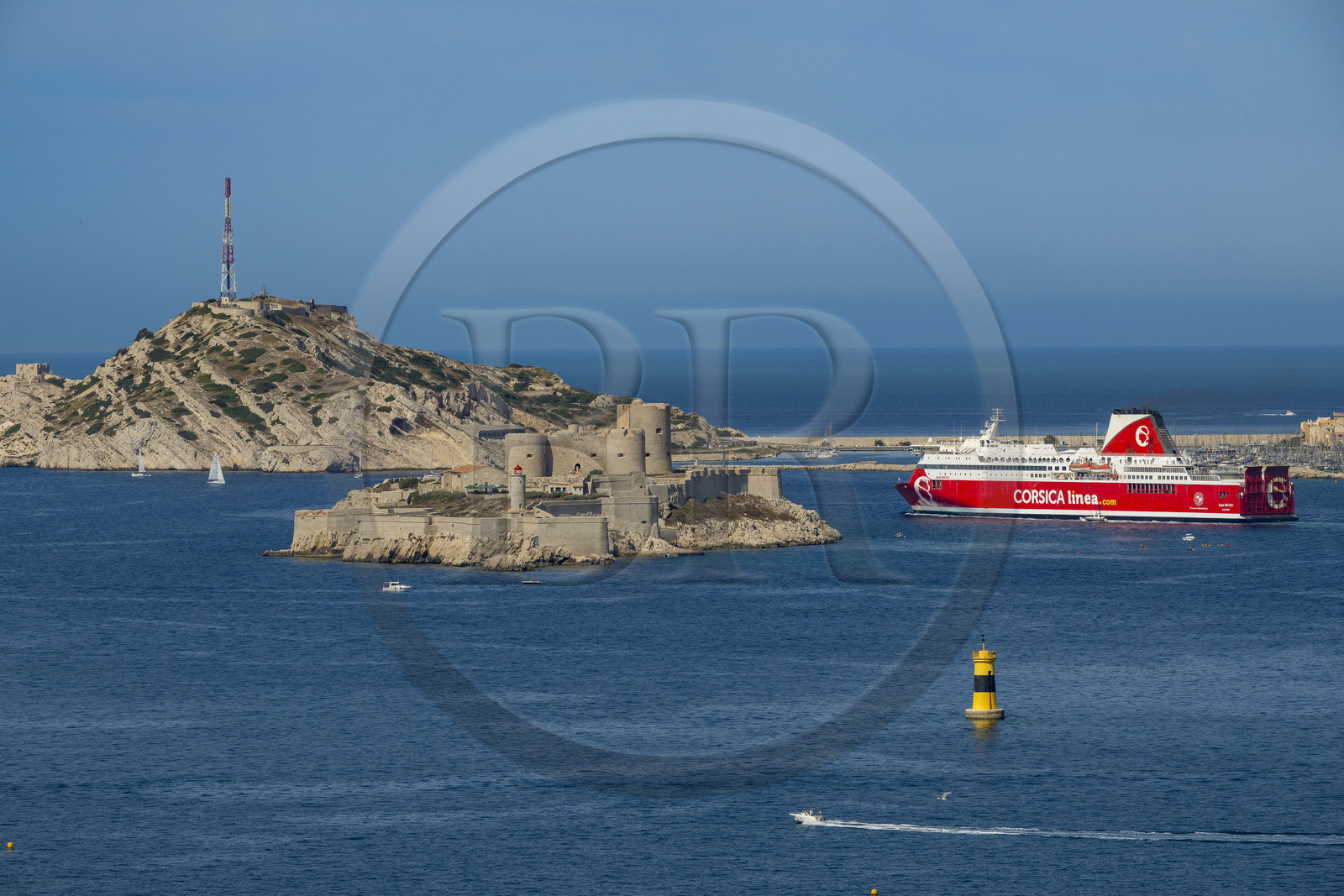 France, Bouches-du-Rhône (13), Marseille, Parc National des Calanques, Archipel des Iles du Frioul, départ du ferry de Corsica Linea et le chateau d'If en premier plan
