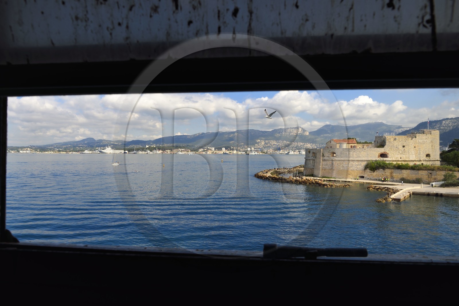 France, Var (83), Rade de Toulon, quartier du Morillon, la Tour Royale également nommée Grosse Tour à la pointe de Pipady vu depuis le mole des torpilles au coeur de la rade